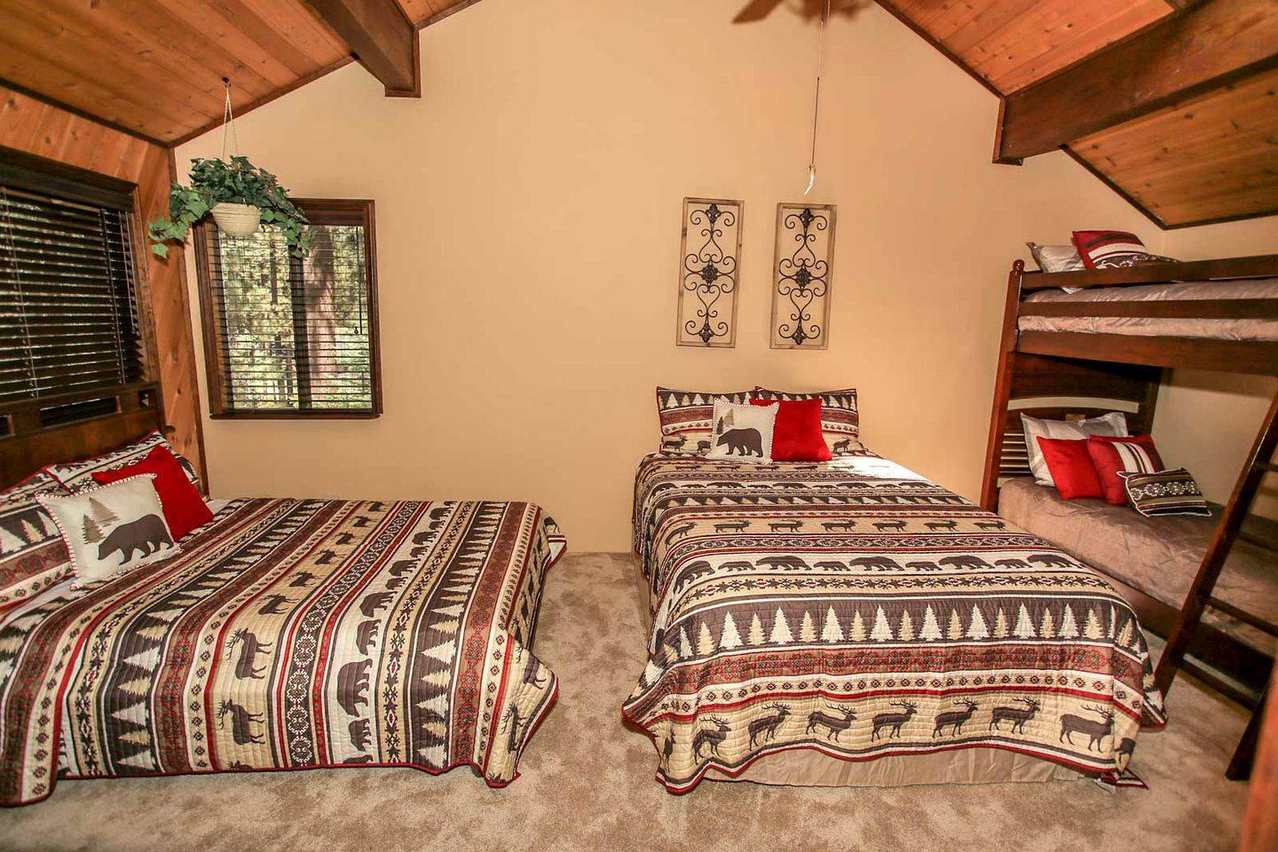 Private Family-Friendly Cottage with Hot-Tub and Games Room, Close to Snow Summit by Bear Lake, California