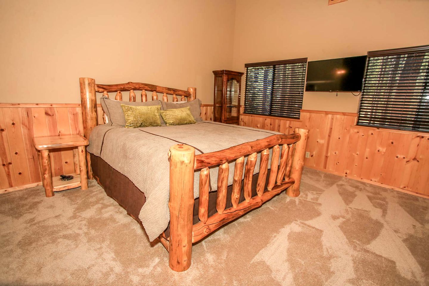 Private Family-Friendly Cottage with Hot-Tub and Games Room, Close to Snow Summit by Bear Lake, California