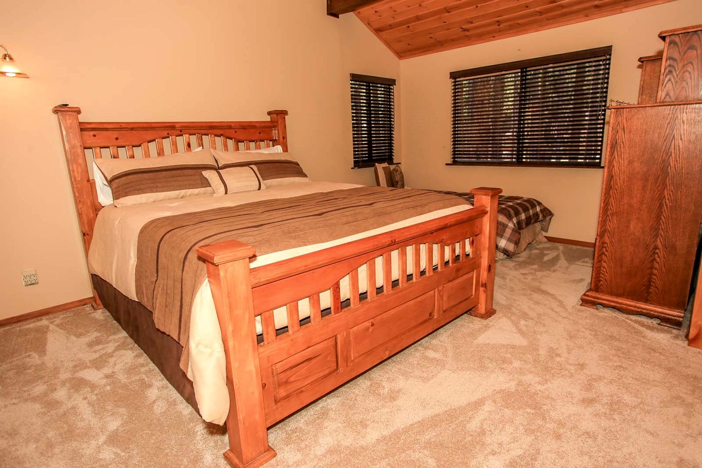 Private Family-Friendly Cottage with Hot-Tub and Games Room, Close to Snow Summit by Bear Lake, California