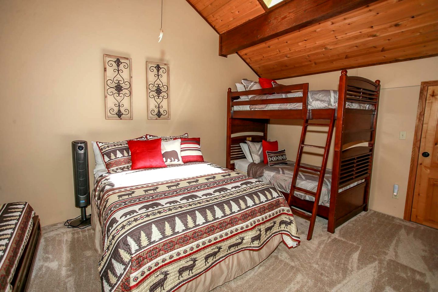 Private Family-Friendly Cottage with Hot-Tub and Games Room, Close to Snow Summit by Bear Lake, California