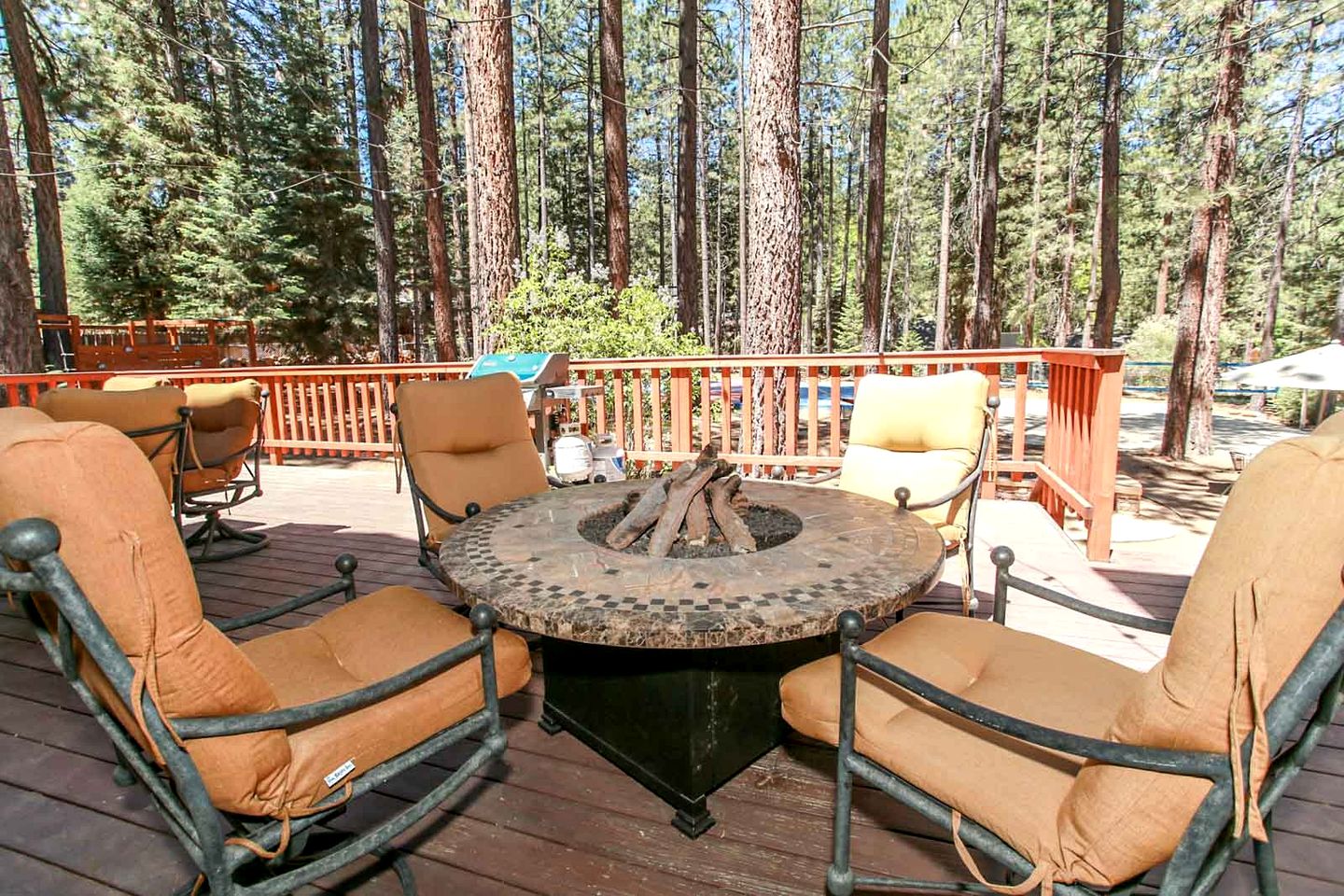 Private Family-Friendly Cottage with Hot-Tub and Games Room, Close to Snow Summit by Bear Lake, California