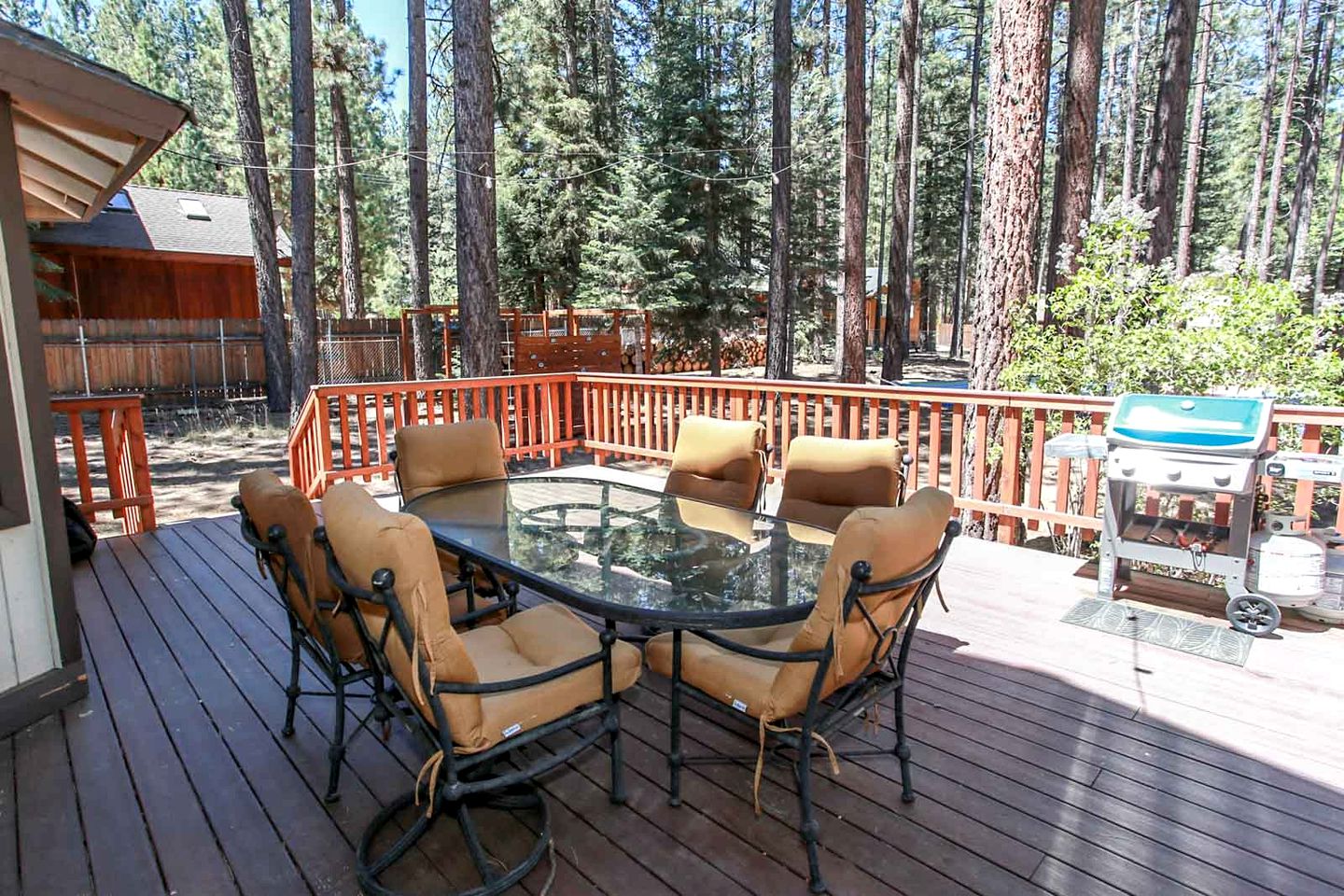 Private Family-Friendly Cottage with Hot-Tub and Games Room, Close to Snow Summit by Bear Lake, California