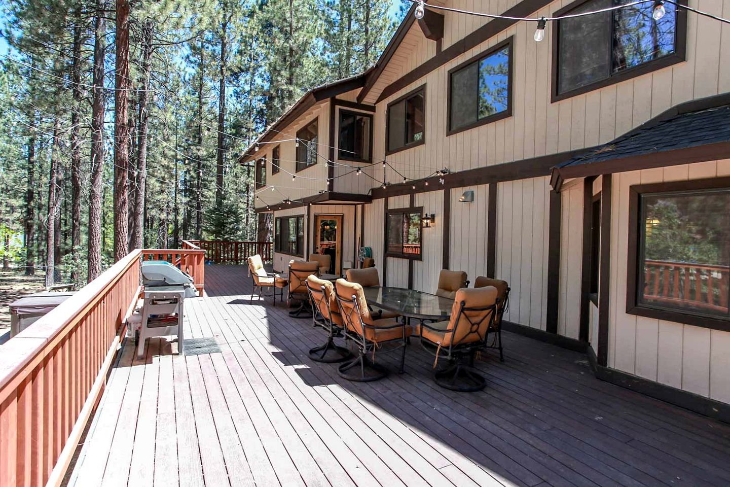 Private Family-Friendly Cottage with Hot-Tub and Games Room, Close to Snow Summit by Bear Lake, California