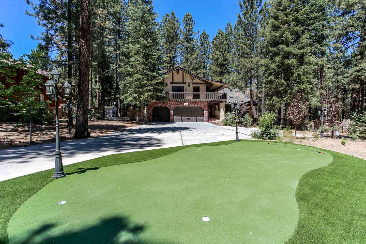 Private Family-Friendly Cottage with Hot-Tub and Games Room, Close to Snow Summit by Bear Lake, California