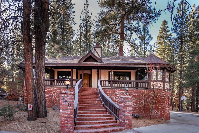 The Ultimate Nature Escape: Amazing Cabin with a Hot Tub in Big Bear Lake, California
