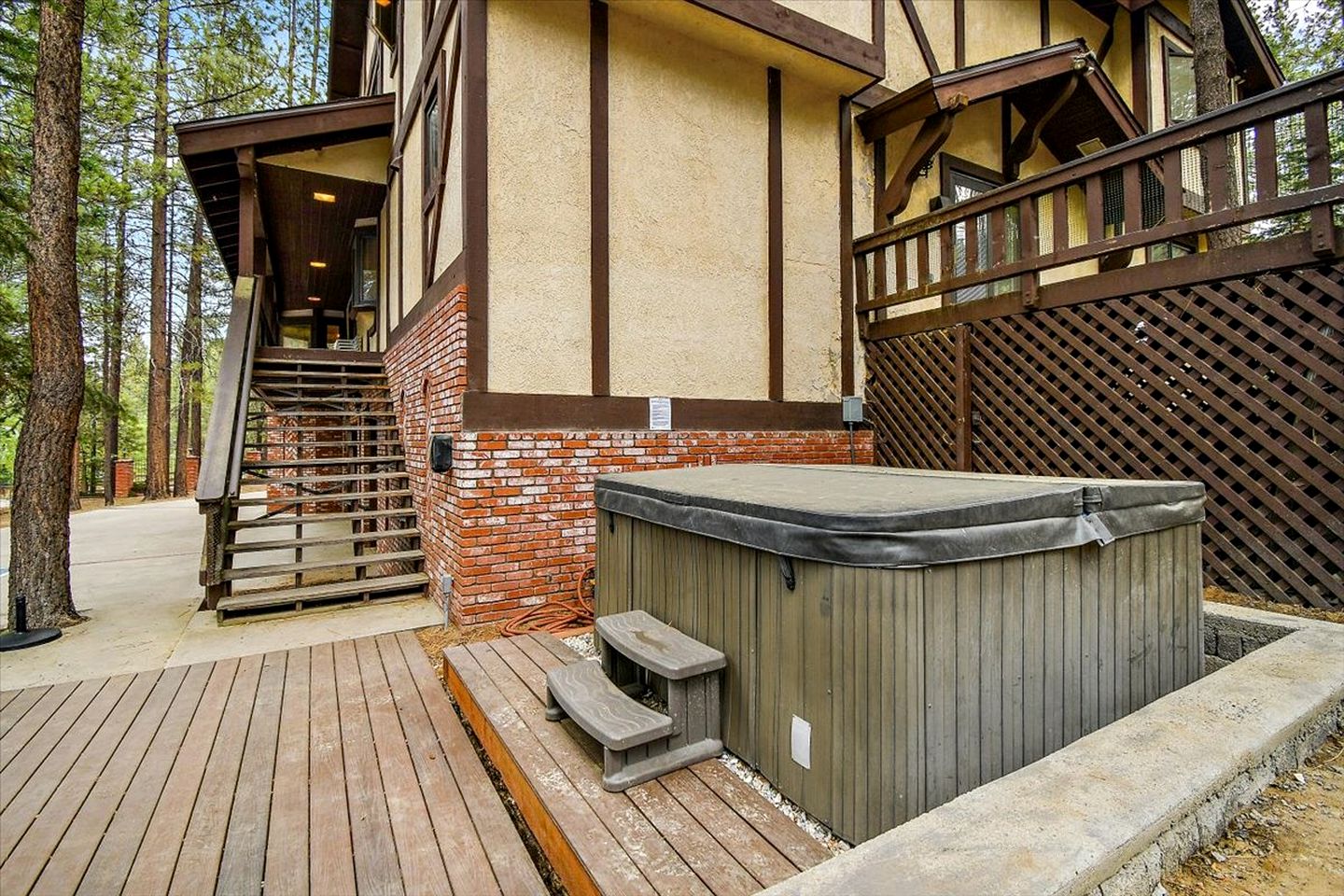 The Ultimate Nature Escape: Amazing Cabin with a Hot Tub in Big Bear Lake, California