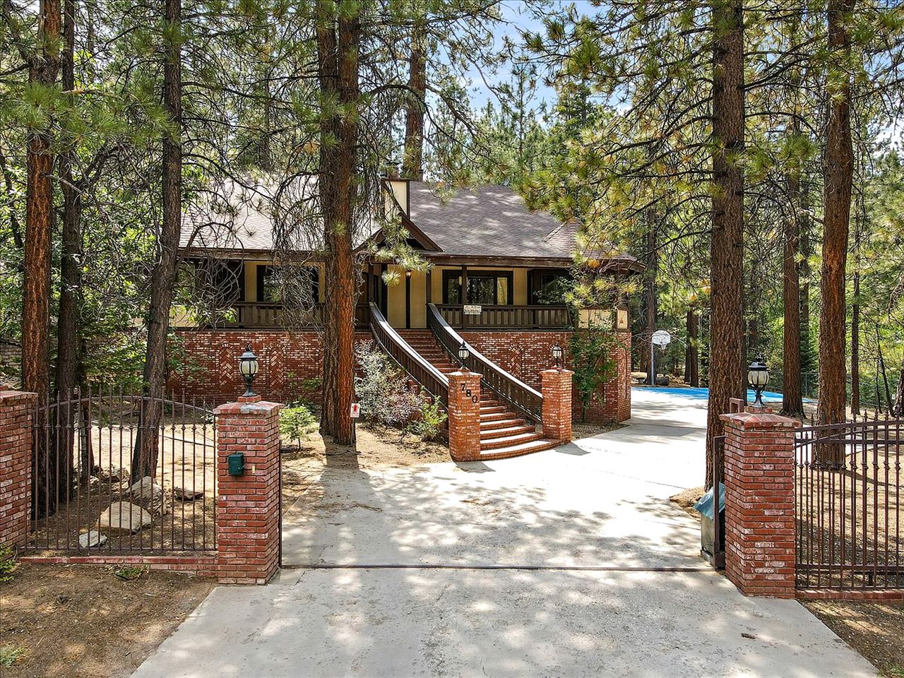 The Ultimate Nature Escape: Amazing Cabin with a Hot Tub in Big Bear Lake, California