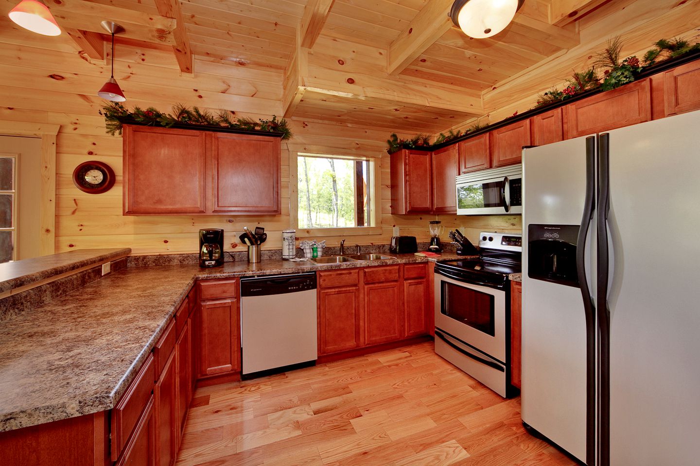 Fantastic Vacation Cabin with a Gas Fireplace and Jacuzzi in Gatlinburg, East Tennessee