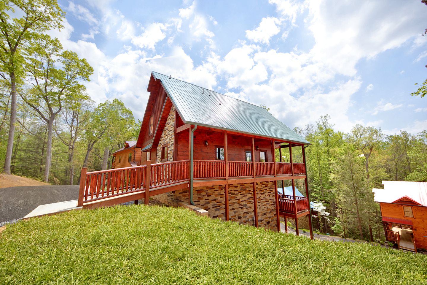 Fantastic Vacation Cabin with a Gas Fireplace and Jacuzzi in Gatlinburg, East Tennessee