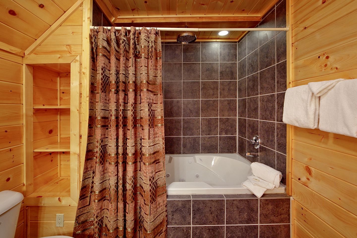 Fantastic Vacation Cabin with a Gas Fireplace and Jacuzzi in Gatlinburg, East Tennessee