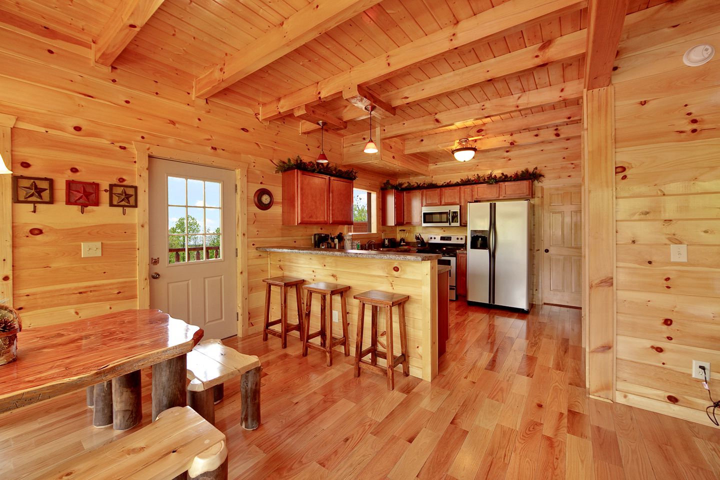 Fantastic Vacation Cabin with a Gas Fireplace and Jacuzzi in Gatlinburg, East Tennessee