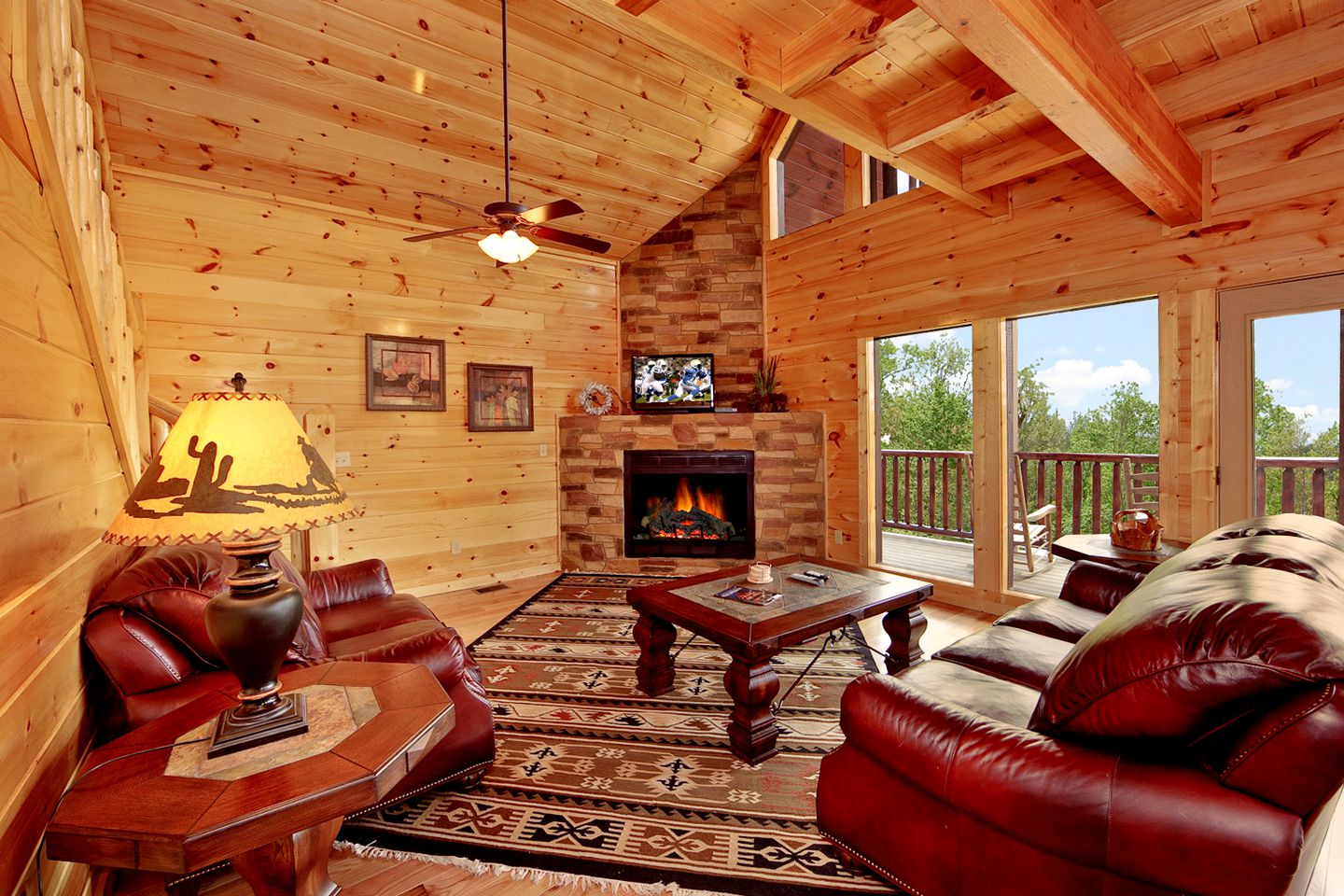 Fantastic Vacation Cabin with a Gas Fireplace and Jacuzzi in Gatlinburg, East Tennessee