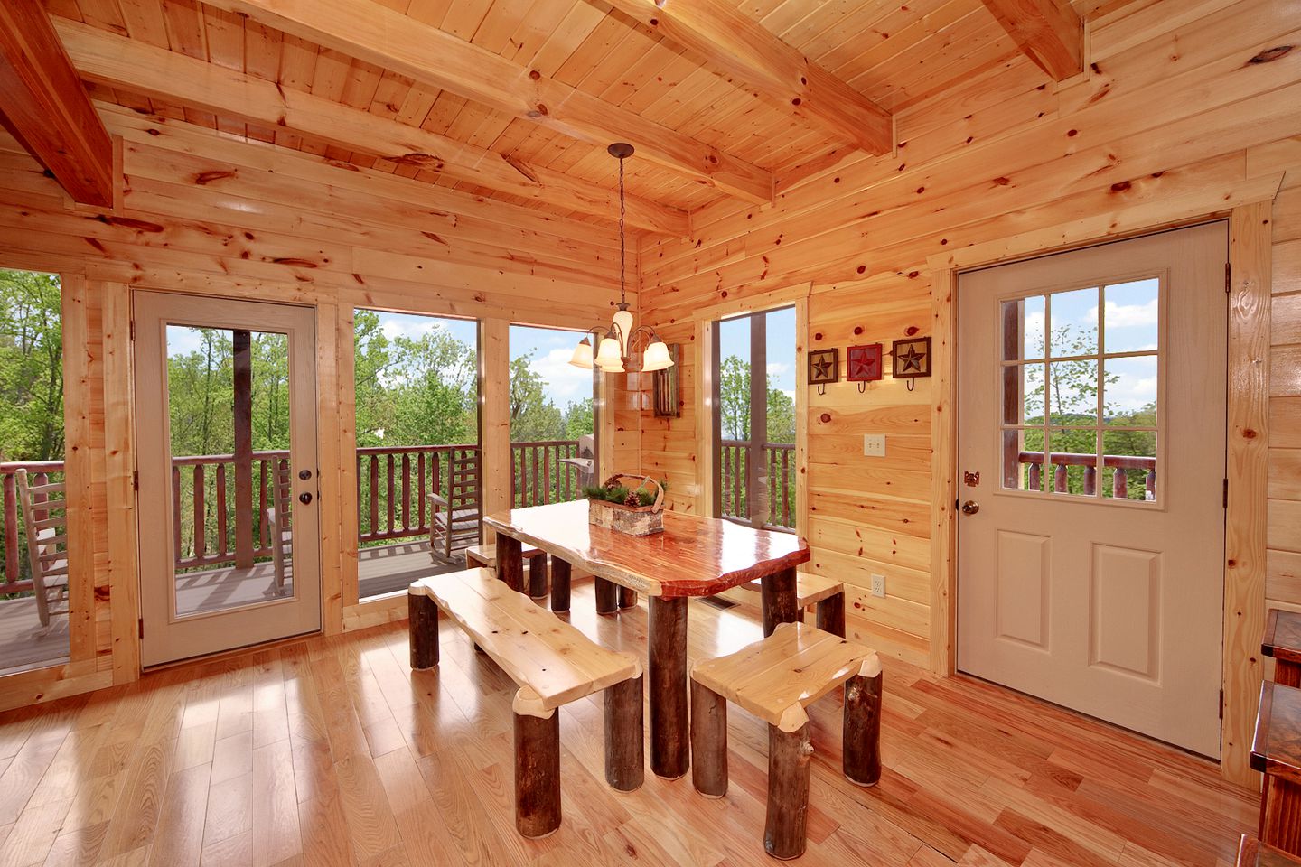 Fantastic Vacation Cabin with a Gas Fireplace and Jacuzzi in Gatlinburg, East Tennessee