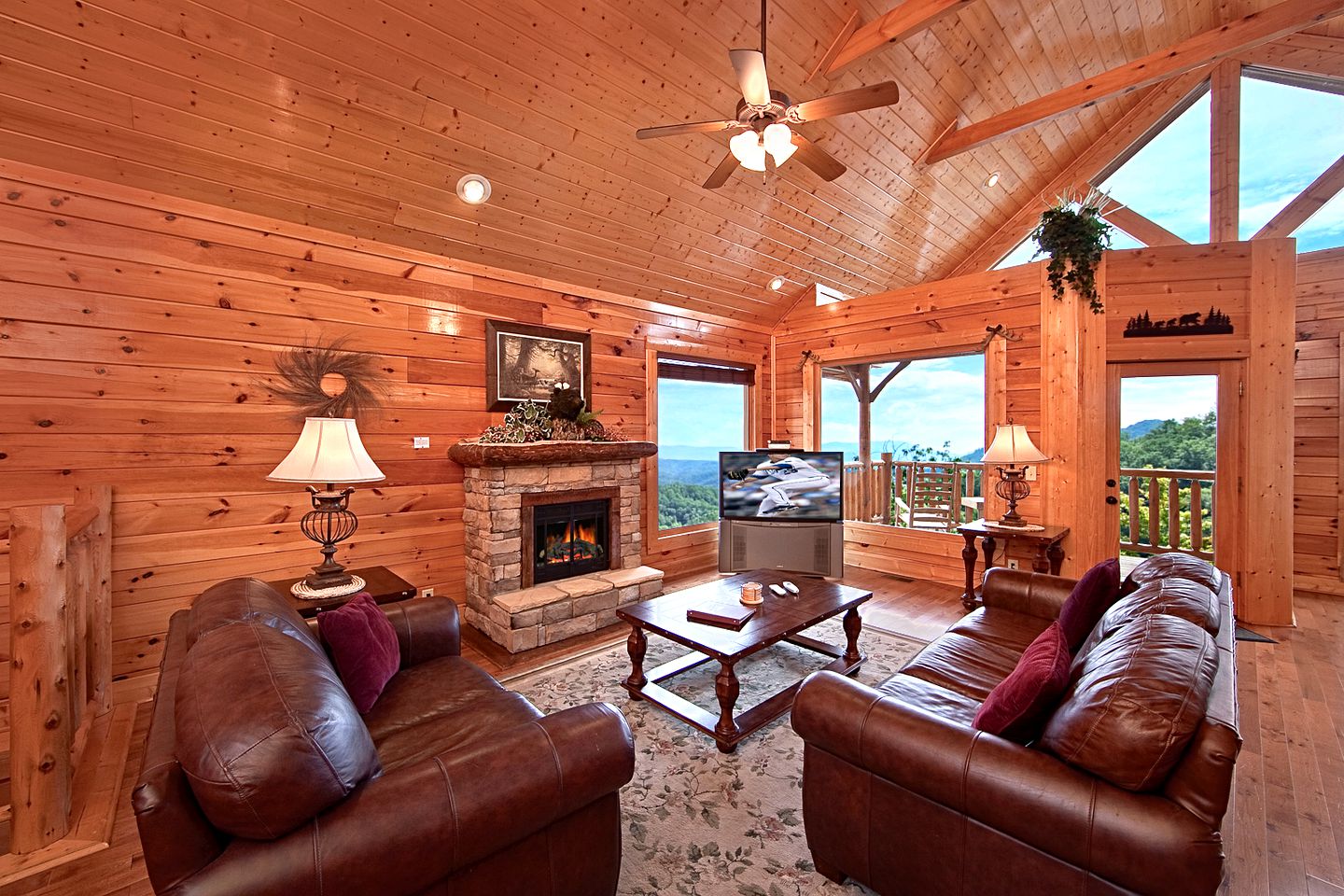 Wonderful Cabin Accommodation with a Hot Tub in Sevierville, East Tennessee