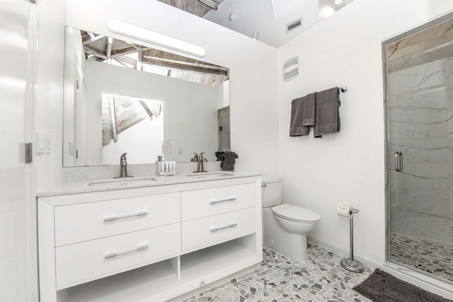 Modern Lakefront Villa with Salt Pool, 2 King Bedrooms & Patio in Clermont, Florida