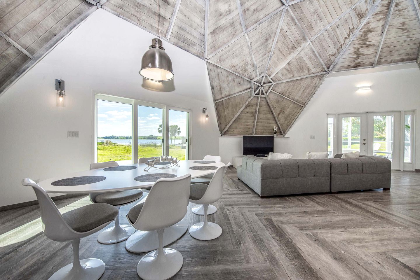 Modern 3-Bedroom Lakefront Home with Pool, Patio & Private Helipad in Clermont, Florida
