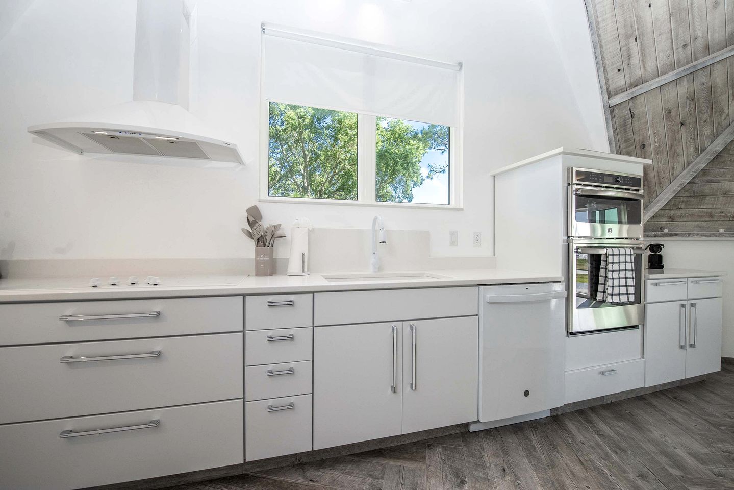 Modern 3-Bedroom Lakefront Home with Pool, Patio & Private Helipad in Clermont, Florida