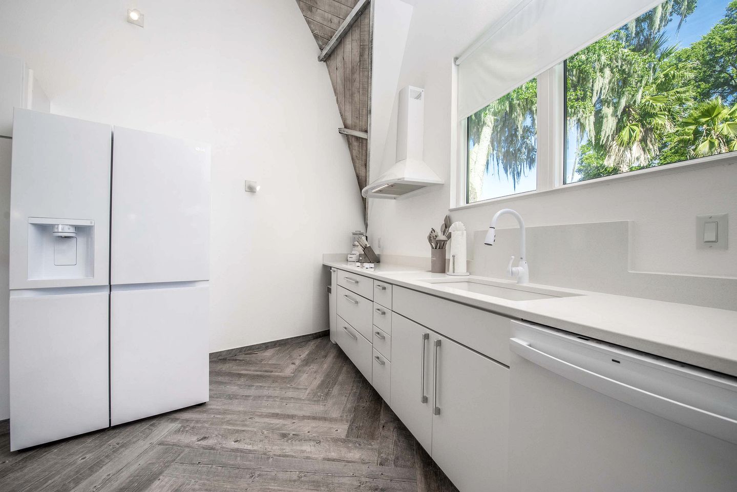 Modern 3-Bedroom Lakefront Home with Pool, Patio & Private Helipad in Clermont, Florida