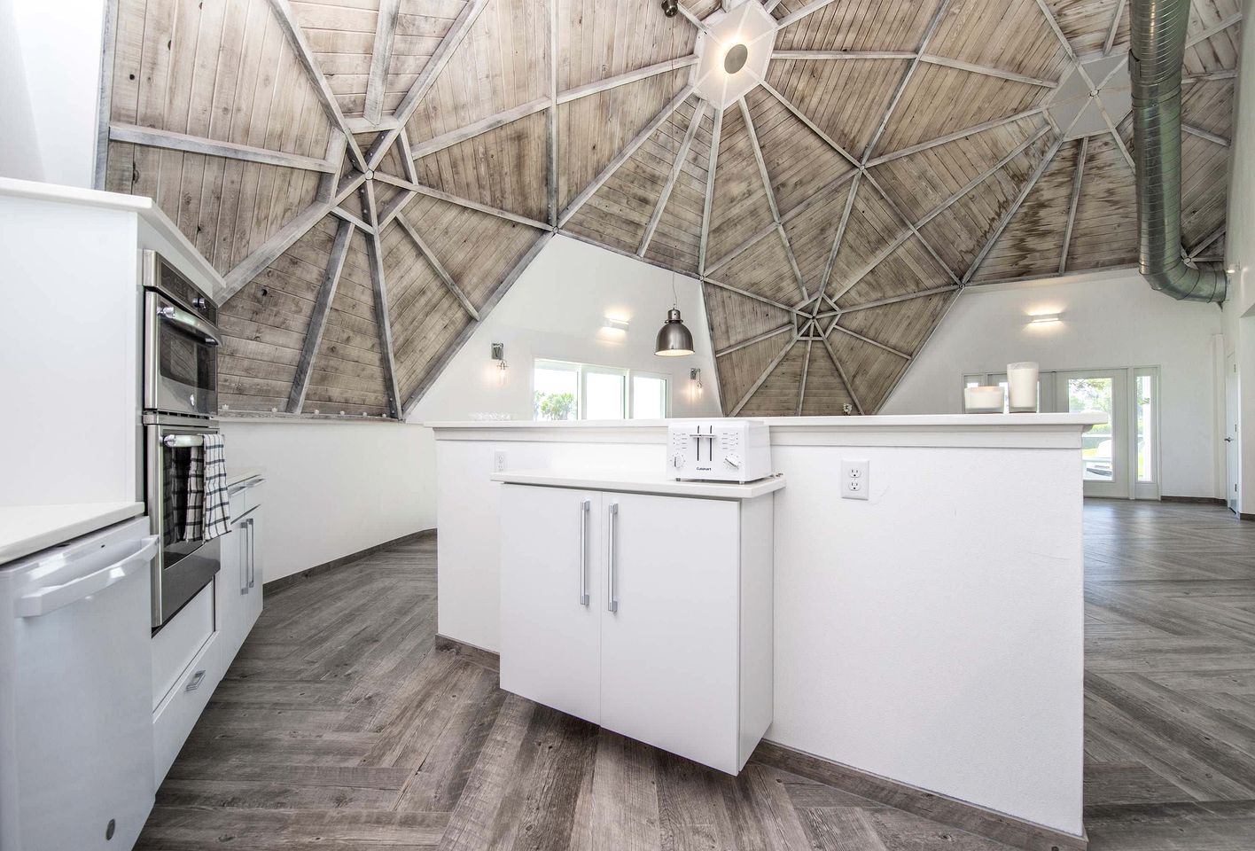 Modern 3-Bedroom Lakefront Home with Pool, Patio & Private Helipad in Clermont, Florida