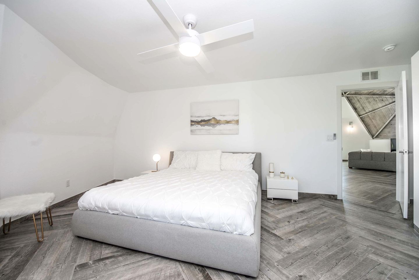 Modern 3-Bedroom Lakefront Home with Pool, Patio & Private Helipad in Clermont, Florida