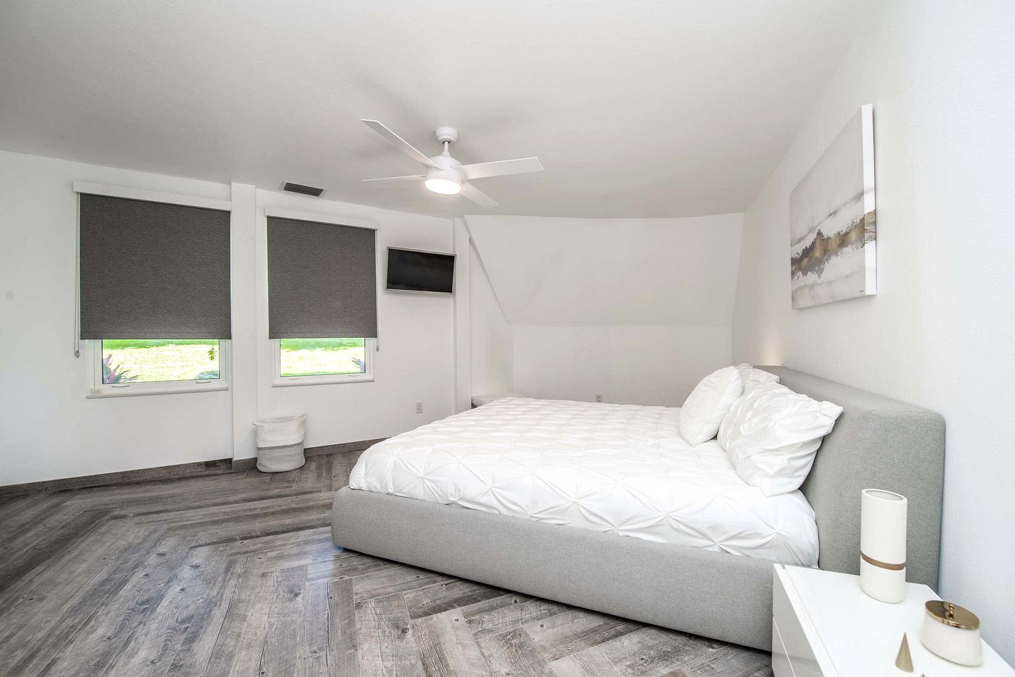 Modern 3-Bedroom Lakefront Home with Pool, Patio & Private Helipad in Clermont, Florida