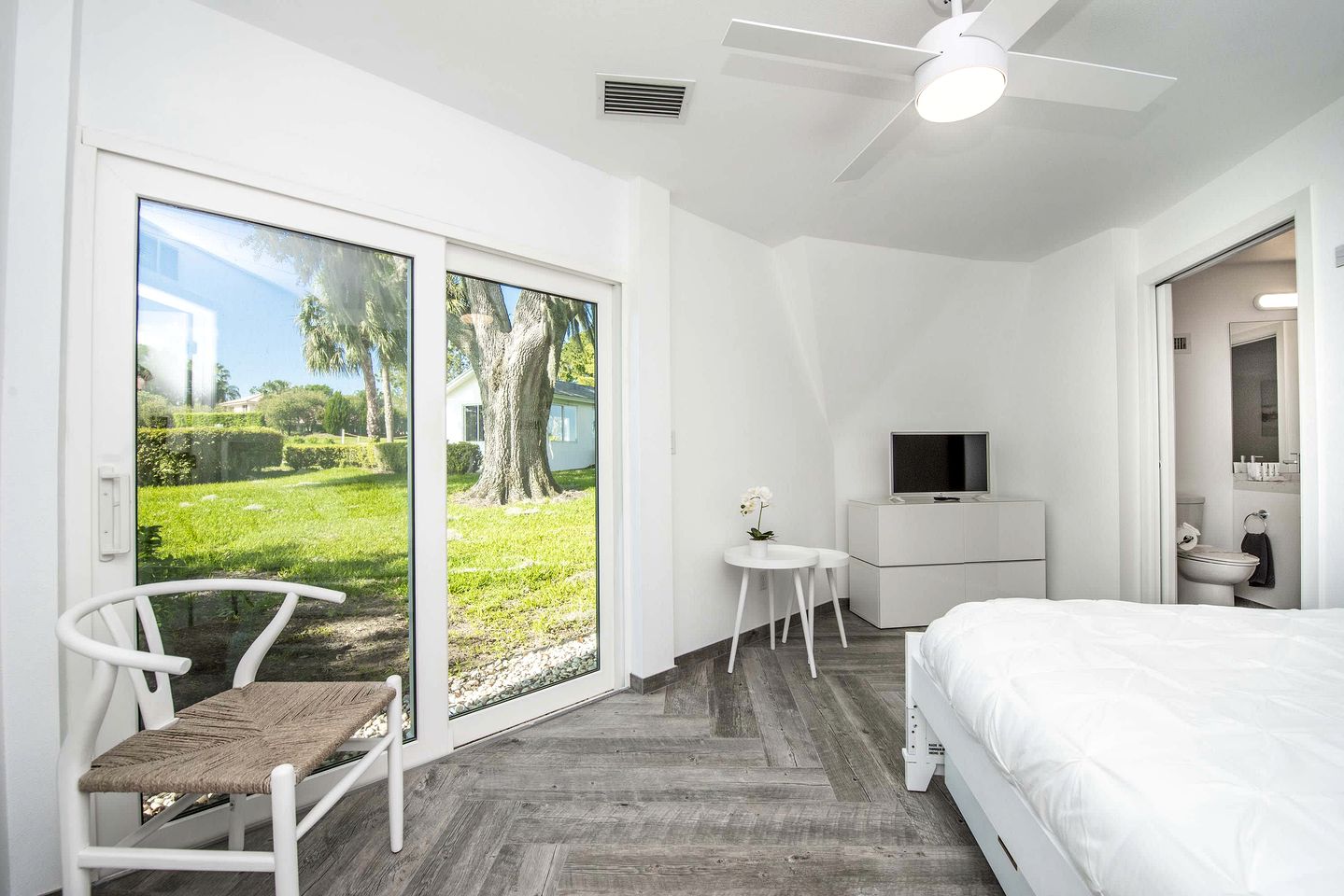 Modern 3-Bedroom Lakefront Home with Pool, Patio & Private Helipad in Clermont, Florida