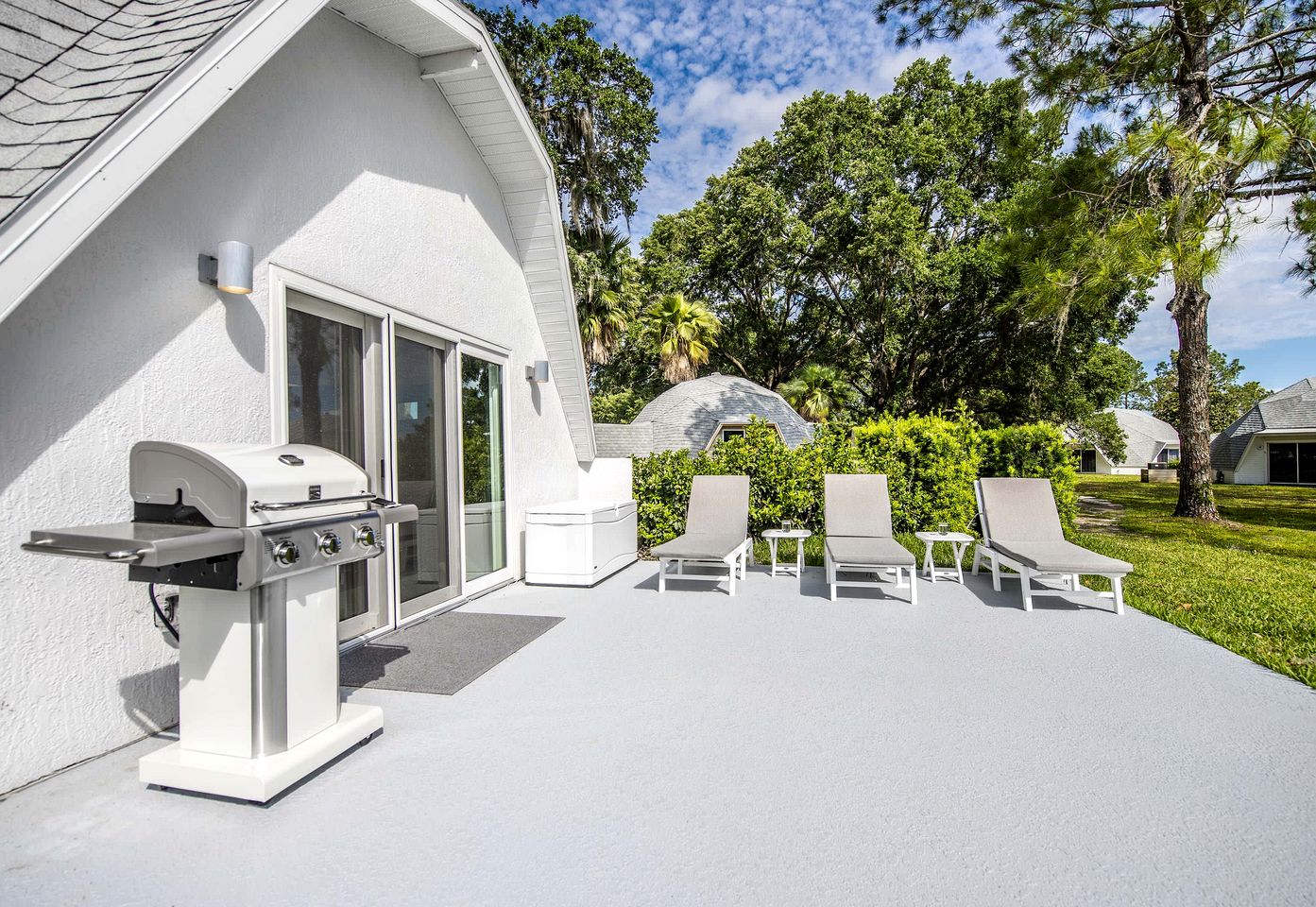 Modern 3-Bedroom Lakefront Home with Pool, Patio & Private Helipad in Clermont, Florida