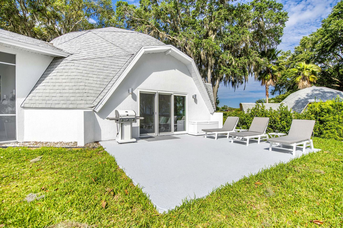 Modern 3-Bedroom Lakefront Home with Pool, Patio & Private Helipad in Clermont, Florida