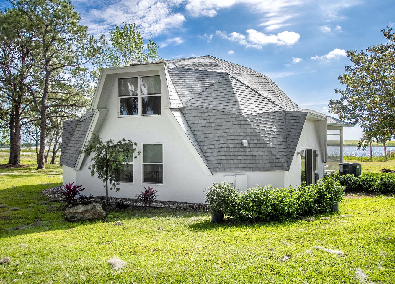 Modern 3-Bedroom Lakefront Home with Pool, Patio & Private Helipad in Clermont, Florida