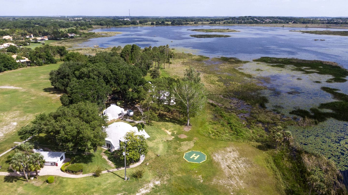 Modern 3-Bedroom Lakefront Home with Pool, Patio & Private Helipad in Clermont, Florida