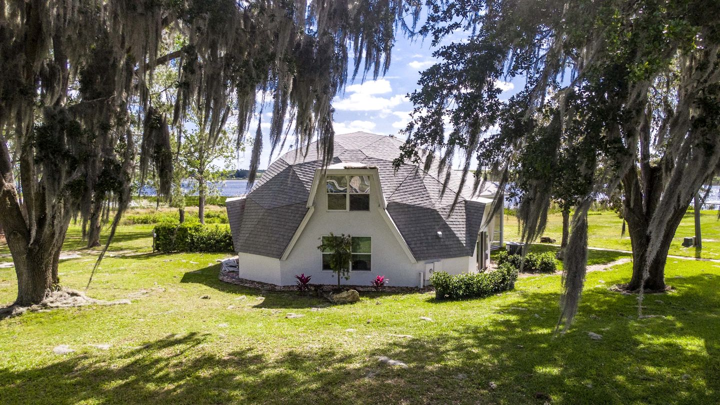 Modern 3-Bedroom Lakefront Home with Pool, Patio & Private Helipad in Clermont, Florida
