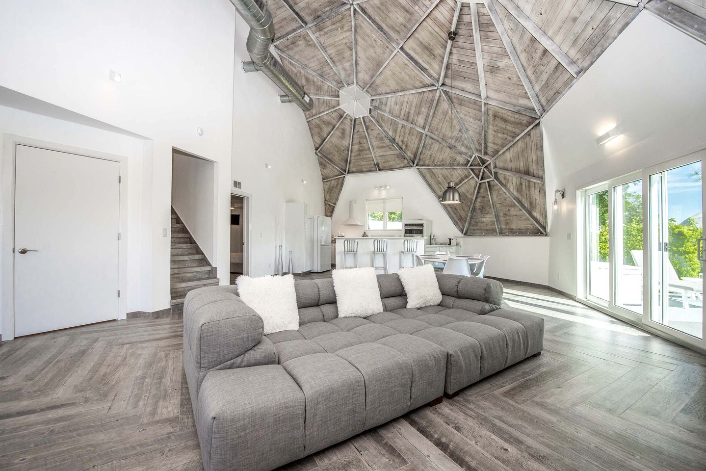 Modern 3-Bedroom Lakefront Home with Pool, Patio & Private Helipad in Clermont, Florida