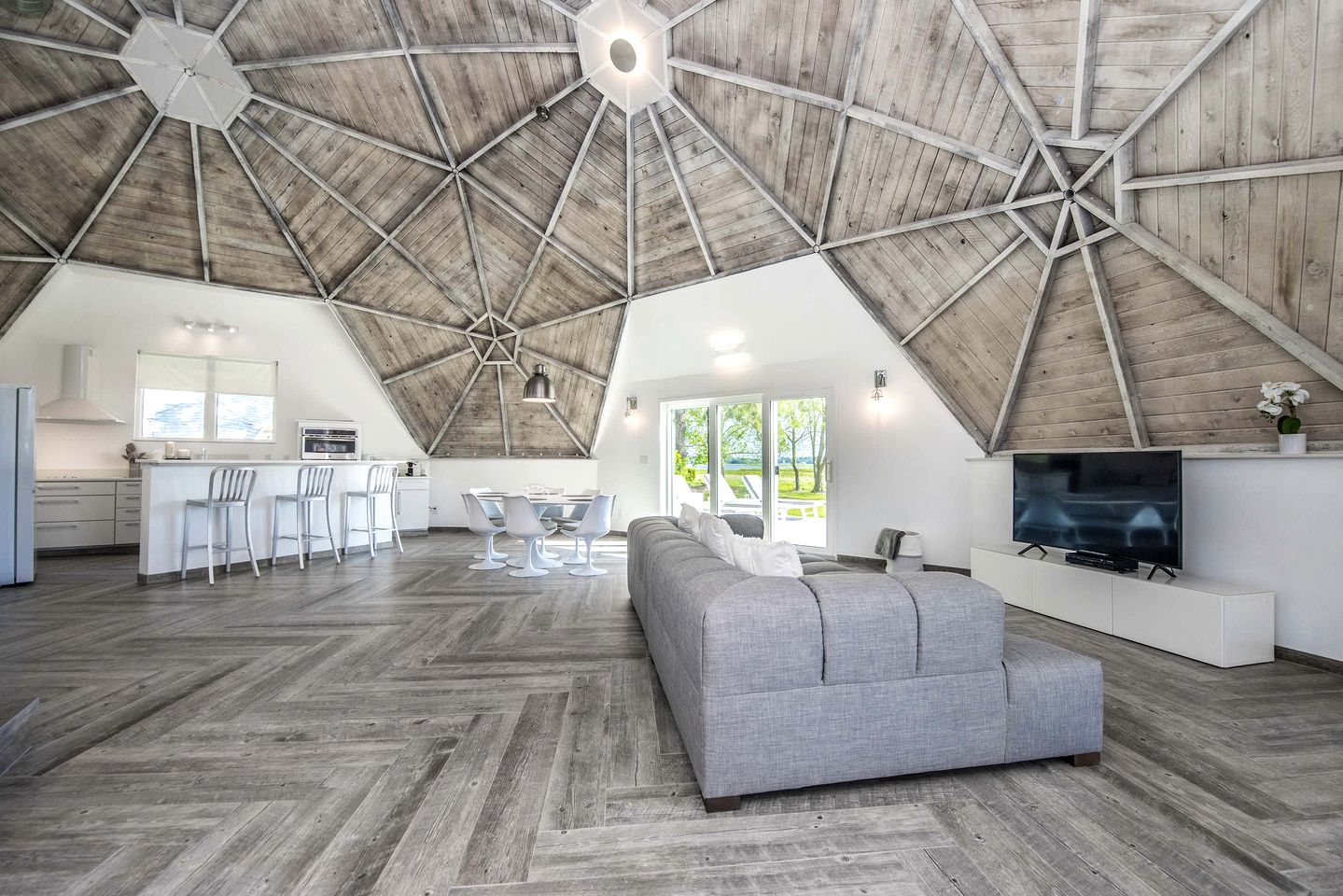 Modern 3-Bedroom Lakefront Home with Pool, Patio & Private Helipad in Clermont, Florida
