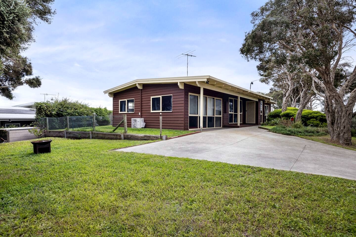 Spacious Beachside Holiday Home with Backyard Fireplace near Peninsula Hot Springs in Rye, Victoria