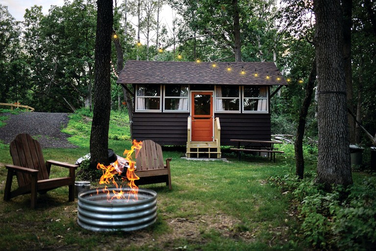 Cozy Antique Scout Cabin for Two for a Unique Getaway Surrounded by Nature in Troy, Wisconsin