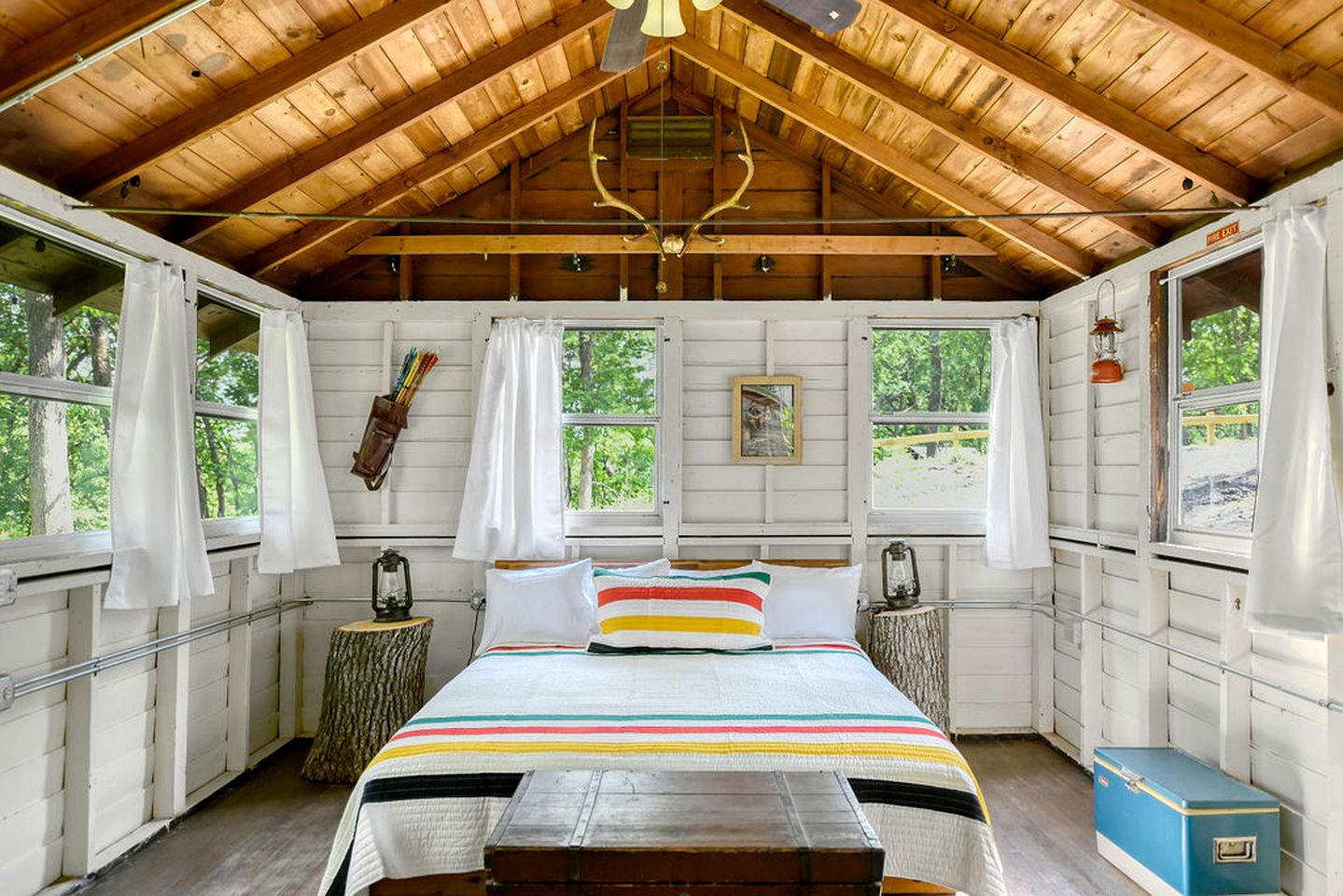Cozy Antique Scout Cabin for Two for a Unique Getaway Surrounded by Nature in Troy, Wisconsin