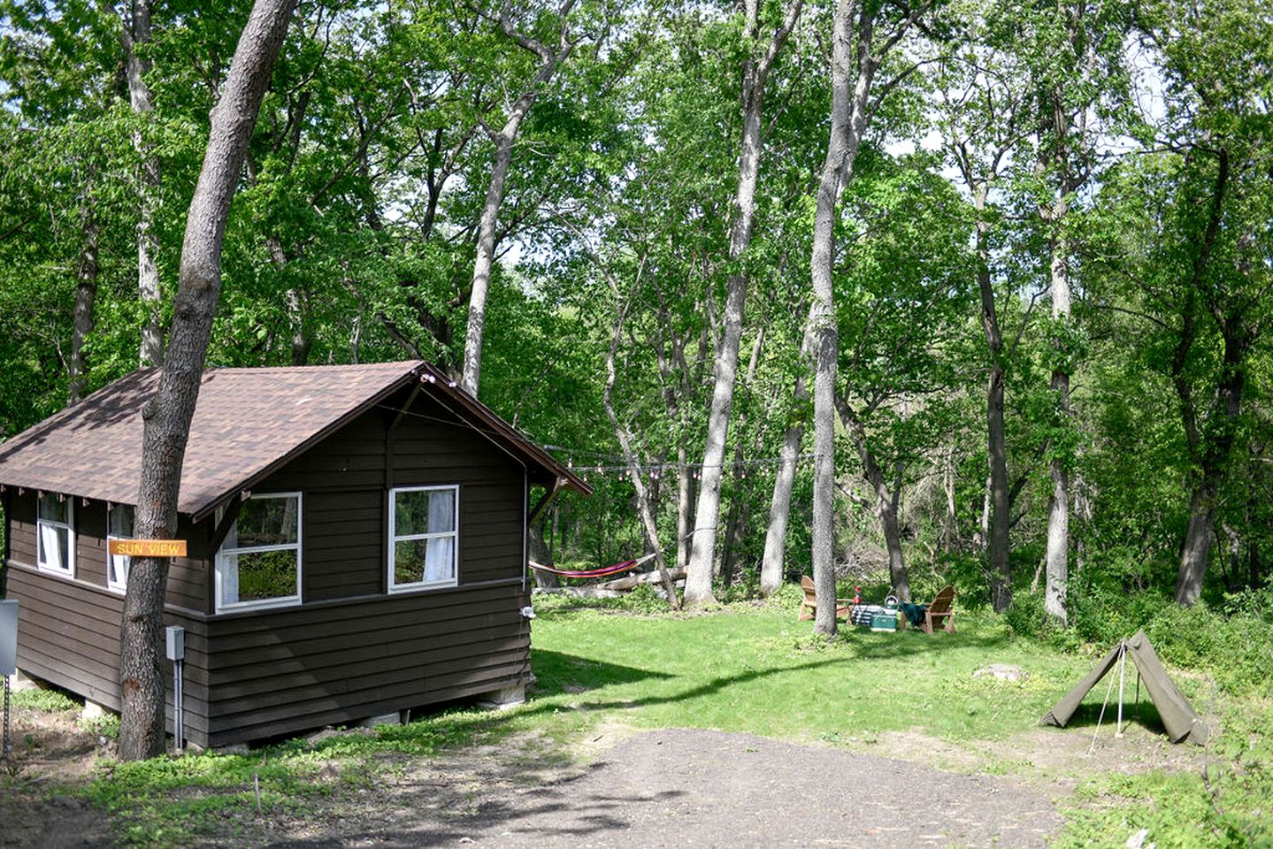 Cozy Antique Scout Cabin for Two for a Unique Getaway Surrounded by Nature in Troy, Wisconsin
