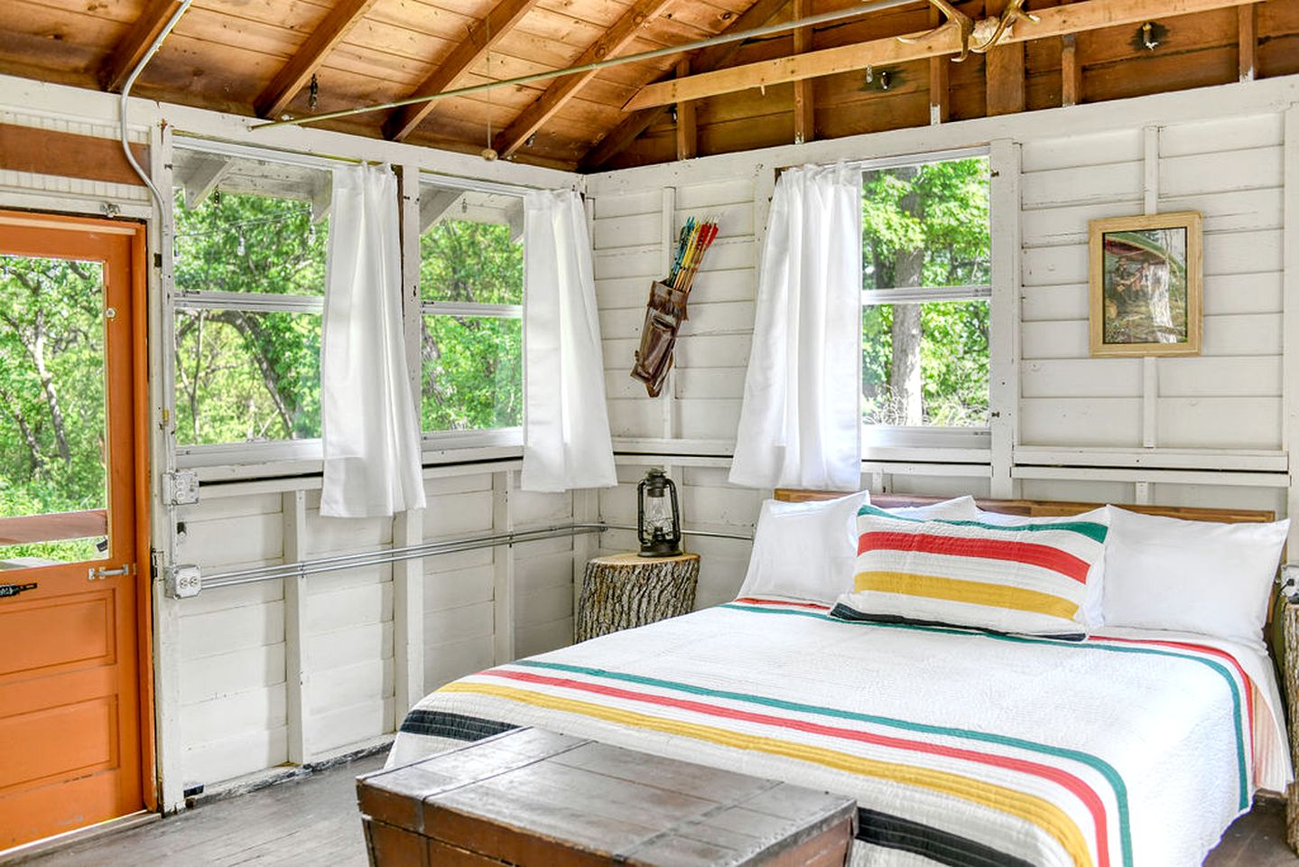 Cozy Antique Scout Cabin for Two for a Unique Getaway Surrounded by Nature in Troy, Wisconsin