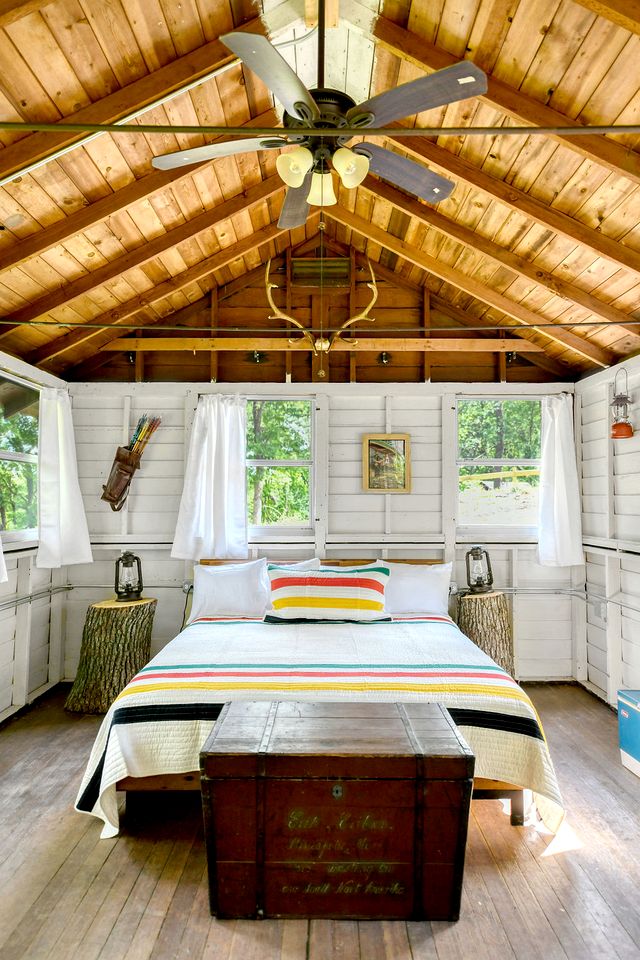 Cozy Antique Scout Cabin for Two for a Unique Getaway Surrounded by Nature in Troy, Wisconsin