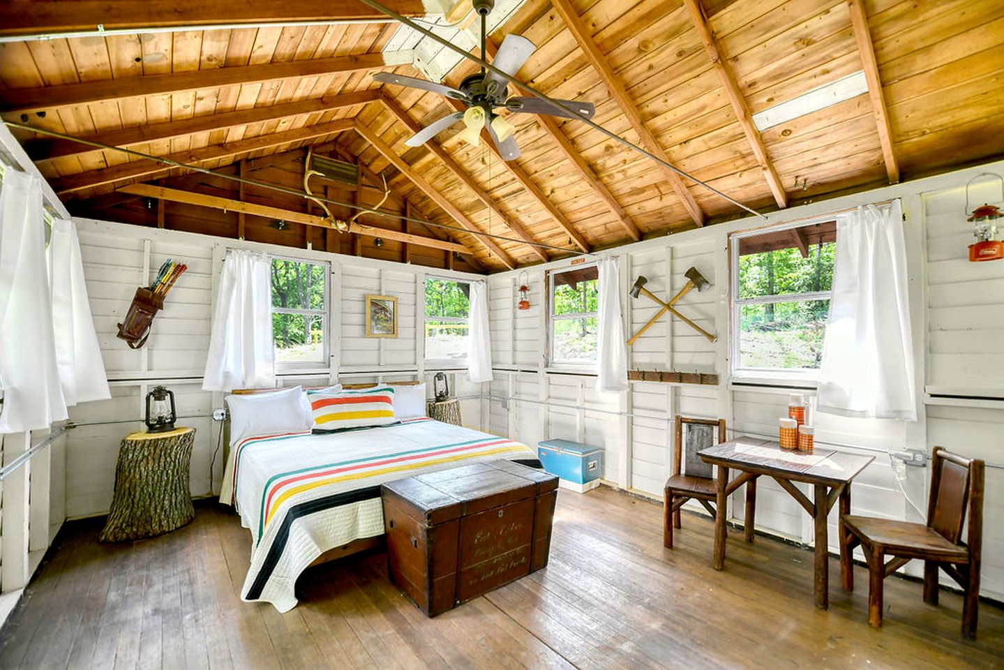 Cozy Antique Scout Cabin for Two for a Unique Getaway Surrounded by Nature in Troy, Wisconsin