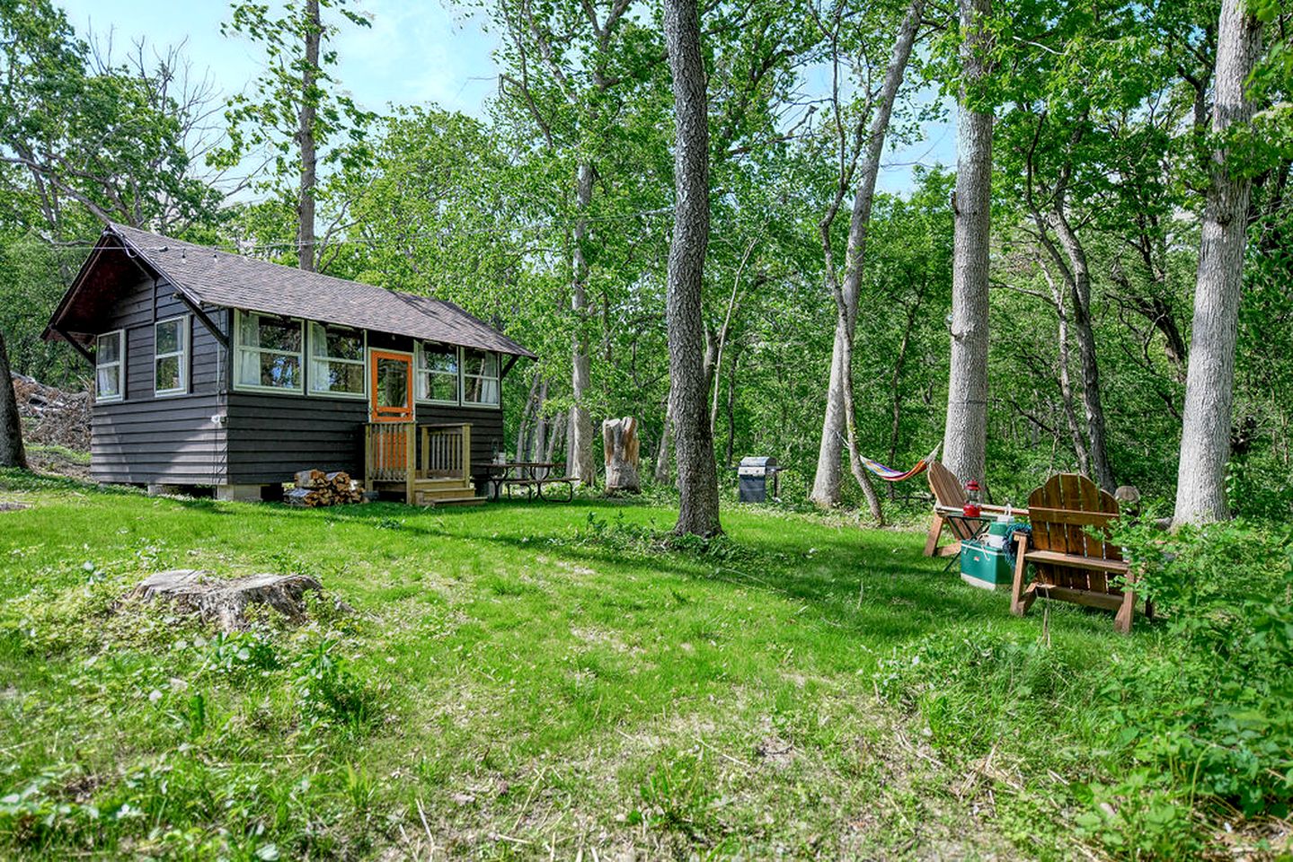 Cozy Antique Scout Cabin for Two for a Unique Getaway Surrounded by Nature in Troy, Wisconsin