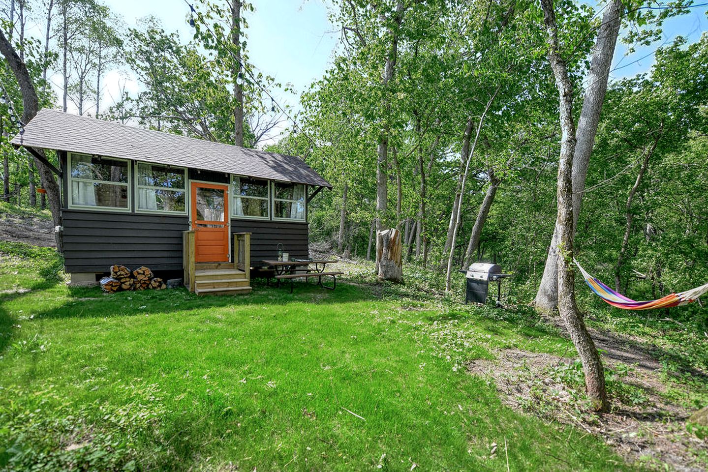 Cozy Antique Scout Cabin for Two for a Unique Getaway Surrounded by Nature in Troy, Wisconsin