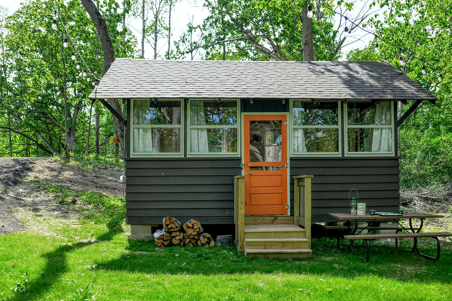 Cozy Antique Scout Cabin for Two for a Unique Getaway Surrounded by Nature in Troy, Wisconsin