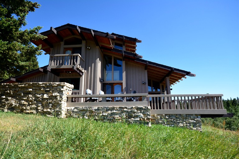 Elegant Mountain Retreat with Private Fishing Access near Madison River, Montana