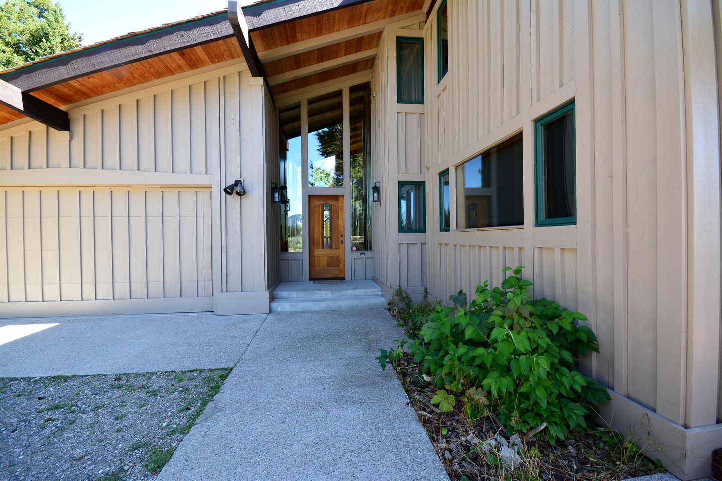 Elegant Mountain Retreat with Private Fishing Access near Madison River, Montana