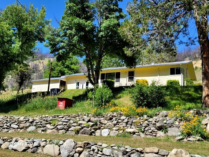 Spacious and Pet-Friendly Sunny Yellow Cabin for a Wonderful Escape by the Trinity River in California