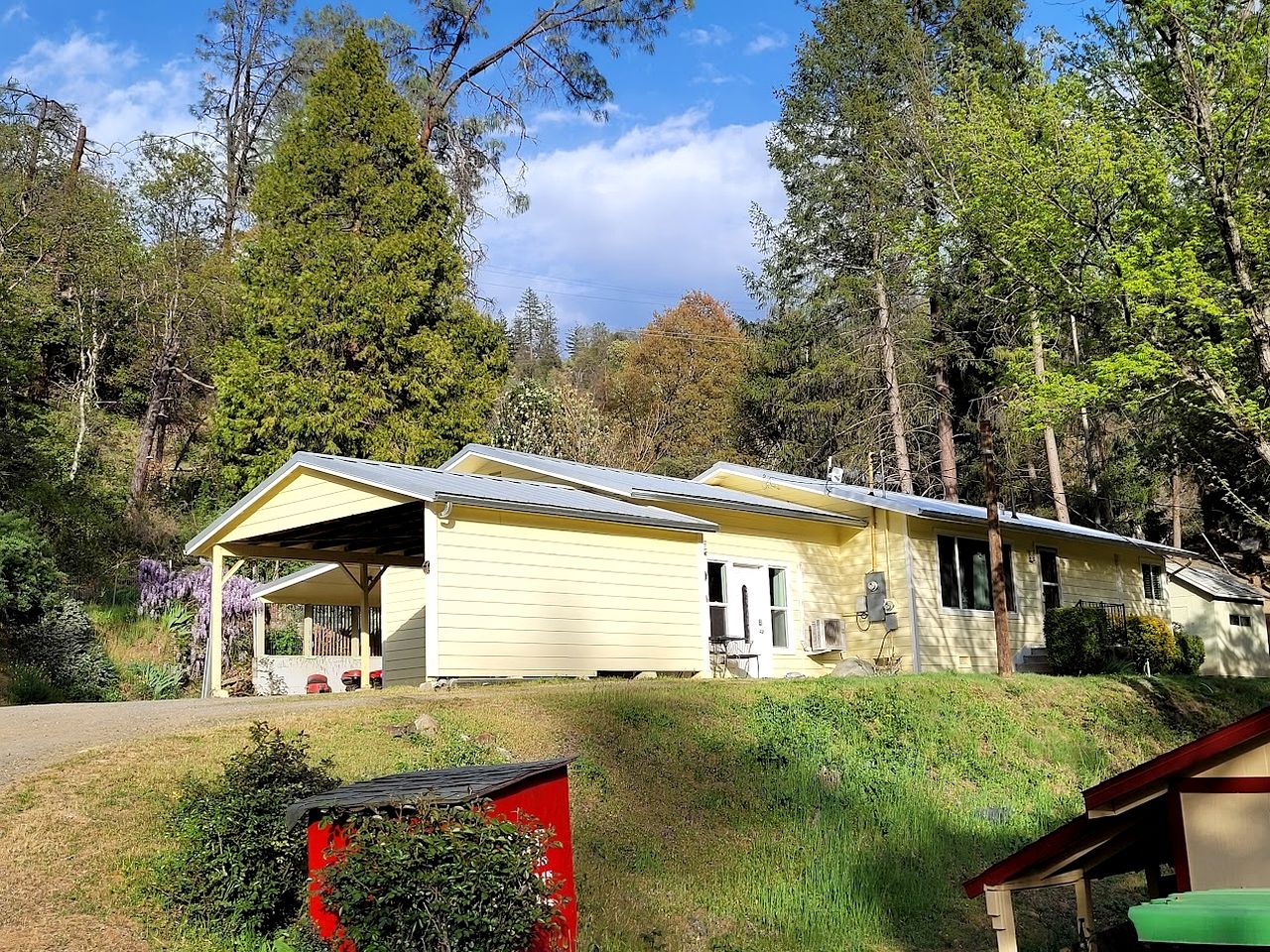 Spacious and Pet-Friendly Sunny Yellow Cabin for a Wonderful Escape by the Trinity River in California