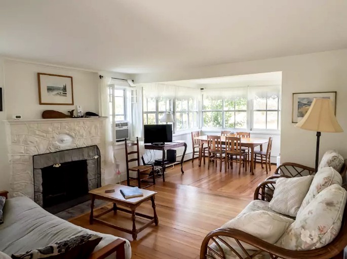 Cottages (Woods Hole, Massachusetts, United States)