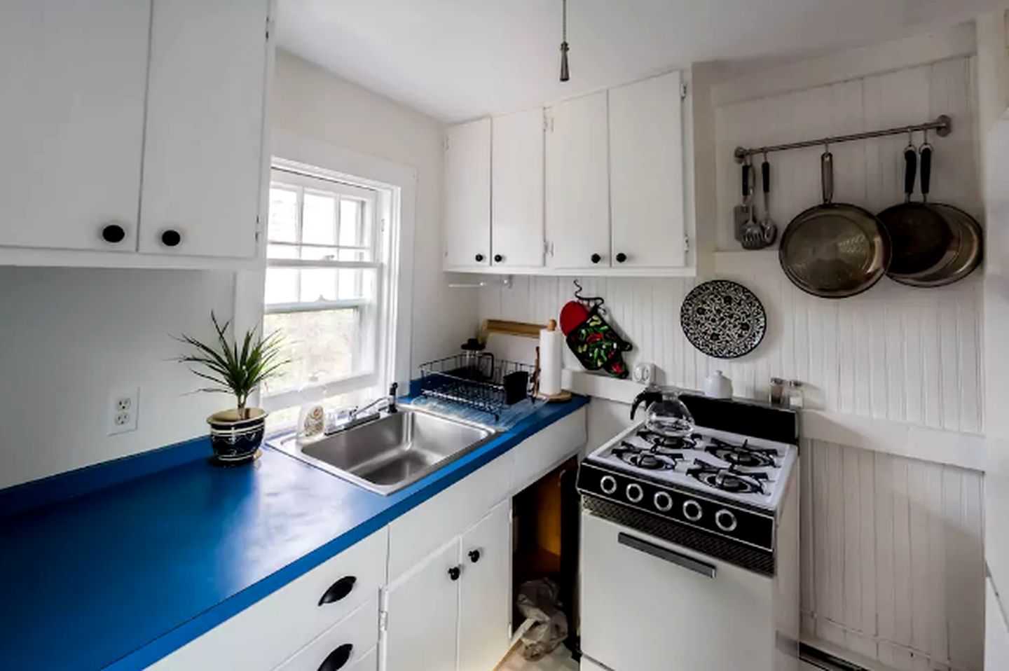 Charming 20th-Century Cape Cod Cottage Rental in Woods Hole, Massachusetts