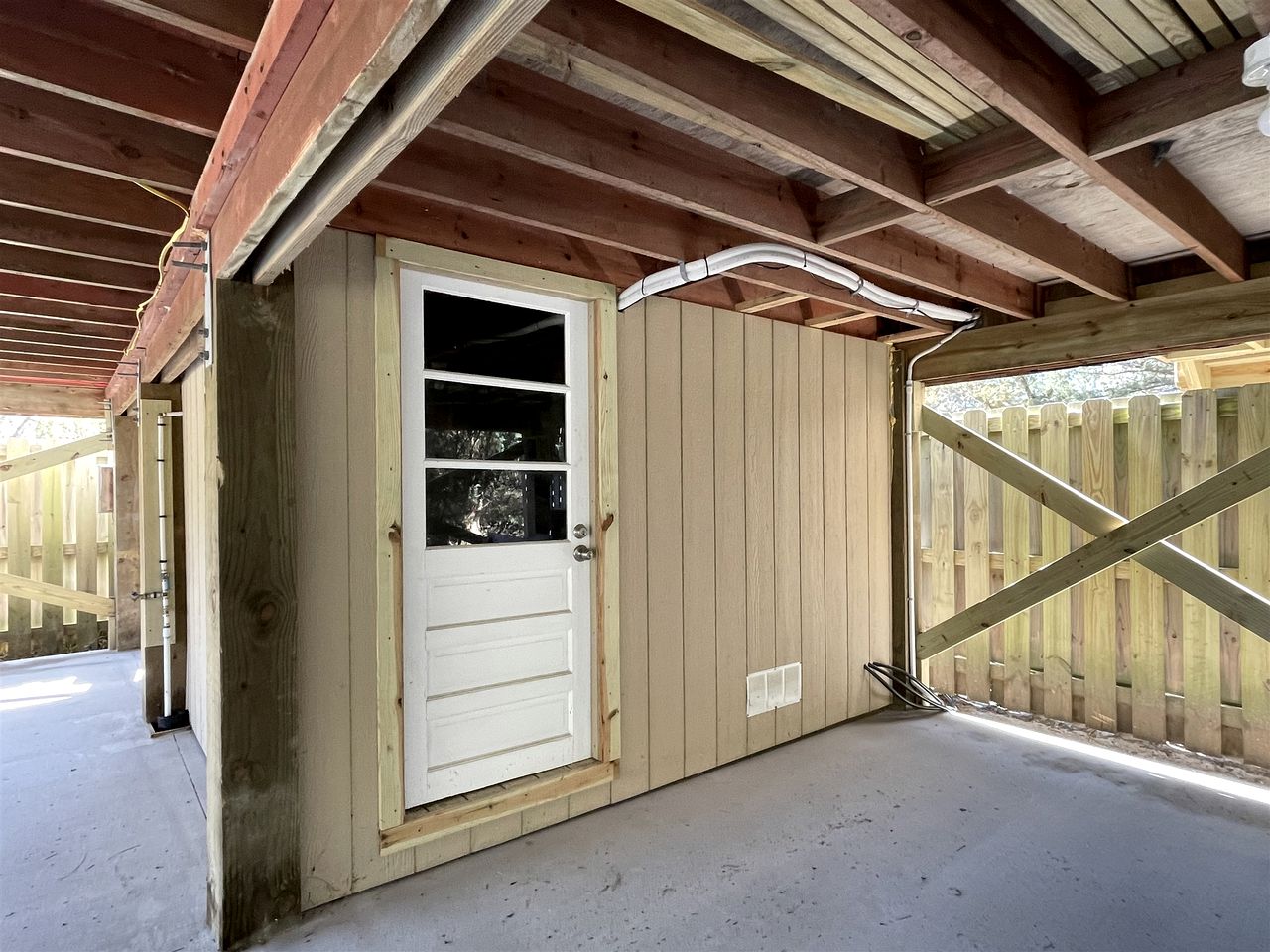 Spacious Pet-Friendly Beach House with Fenced Yard near Restaurants in Avon, North Carolina